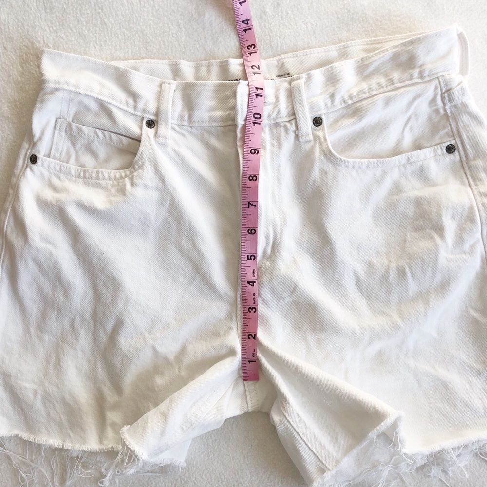 Old Navy Women’s Slouchy Straight Cut Off Denim Shorts in Calla Lily White, 8 - Picture 7 of 13